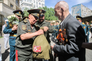 Улуу Ата Мекендик согуштагы Жеңиштин 79 жылдыгын майрамдоонун алкагында Коргоо министрлигинин жетекчилиги  согуштун ардагерлерин жашаган жеринен куттукташты