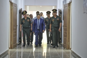 Председатель Кабинета Министров Акылбек Жапаров посетил новую казарму для курсантов Военного института ВС КР Председатель Кабинета Министров Акылбек Жапаров посетил новую казарму для курсантов Военного института ВС КР