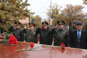 Cостоялась церемония возложения венков к монументу «Воинов баткенцев» в г. Бишкек, посвященный погибшим при исполнении воинского долга по ликвидации международных бандформирований в 1999-2000 гг Cостоялась церемония возложения венков к монументу «Воинов баткенцев» в г. Бишкек, посвященный погибшим при исполнении воинского долга по ликвидации международных бандформирований в 1999-2000 гг
