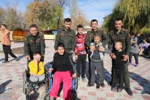 Личный состав в/ч 02731 Министерства обороны КР вручил подарки детям детского психоневрологического социально-стационарного учреждения, расположенного в селе Беловодск Чуйской области Личный состав в/ч 02731 Министерства обороны КР вручил подарки детям детского психоневрологического социально-стационарного учреждения, расположенного в селе Беловодск Чуйской области