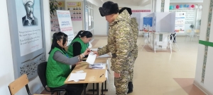 Коргоо министрлигинин аскер бөлүктөрүнүн өздүк курамы жана алардын үй-бүлө мүчөлөрү жергиликтүү кеңештин депутаттарын шайлоого активдүү катышууда Коргоо министрлигинин аскер бөлүктөрүнүн өздүк курамы жана алардын үй-бүлө мүчөлөрү жергиликтүү кеңештин депутаттарын шайлоого активдүү катышууда