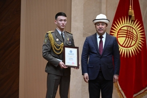 Президент Кыргызской Республики вручил президентские стипендии курсантам Военного института Вооружённых Сил Кыргызской Республики