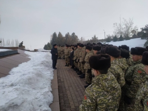 Коргоо министрлигинин 73809 аскер бөлүгүнүн жоокерлери "Ата-Бейит" улуттук мемориалдык комплексине барышты Коргоо министрлигинин 73809 аскер бөлүгүнүн жоокерлери "Ата-Бейит" улуттук мемориалдык комплексине барышты