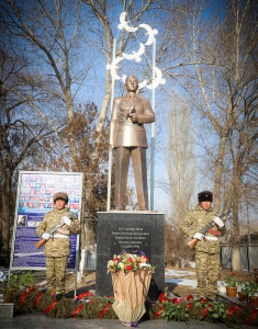 В селе Гульча Алайского района, открыли памятник, геройски погибшего при исполнении своего воинского долга лейтенанту Мухтарбеку Сулайманову