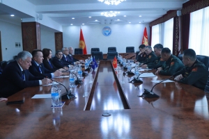 Состоялась встреча Министра обороны Кыргызской Республики генерал-майора Руслана Мукамбетова с международной наблюдательной группой, сформированной Парламентской ассамблеей ОДКБ