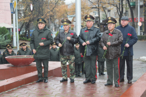 Состоялась церемония возложения венков к монументу «Воинов баткенцев» в г. Бишкек, посвященный погибшим при исполнении воинского долга по ликвидации международных бандформирований в 1999-2000 гг. Состоялась церемония возложения венков к монументу «Воинов баткенцев» в г. Бишкек, посвященный погибшим при исполнении воинского долга по ликвидации международных бандформирований в 1999-2000 гг.