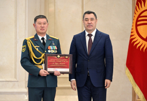 Коргоо министрлигинин Башкы куралдануу башкармалыгынын башчысы полковник Ли Адрей Геннадьевич Кыргыз Республикасынын Куралдуу Күчтөрүнүн башкы колбашчысы Садыр Жапаровдон Ардак грамота алды Коргоо министрлигинин Башкы куралдануу башкармалыгынын башчысы полковник Ли Адрей Геннадьевич Кыргыз Республикасынын Куралдуу Күчтөрүнүн башкы колбашчысы Садыр Жапаровдон Ардак грамота алды