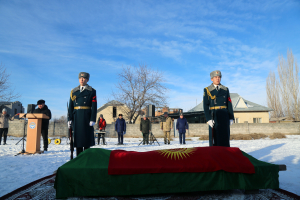 В г. Бишкек прошли похороны капитана Жайыла Самудинова, погибшего при крушении вертолета