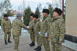 Министр обороны Кыргызской Республики генерал-лейтенант Бактыбек Бекболотов в ходе служебной командировки в Иссык-Кульскую область посетил в/ч 20636 и в/ч 75564